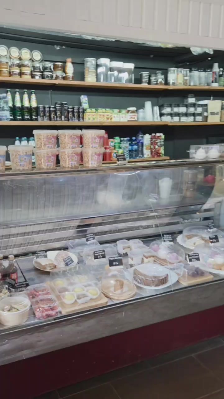 Витрина с десертами в кофейне